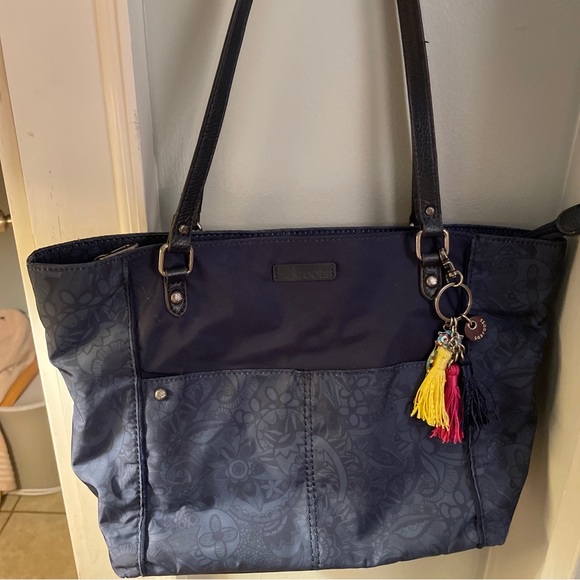 Sakroots Blue Floral Nylon Tote comes with matching wristlet - Picture 2 of 16